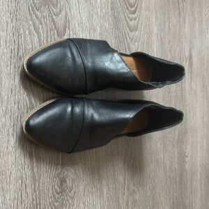 Slightly worn Universal Thread black, size 7 heeled shoes.